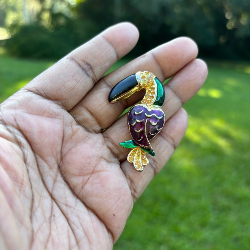Elegant Toucan Brooch with Gold and Purple Accents - Picture 5 of 6